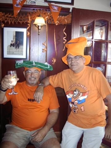 gal/Peter_Belinfante/Euro_2004_CVO_bar/Imag0030 Peter&Dick CVO Bar 15.06.04.jpg